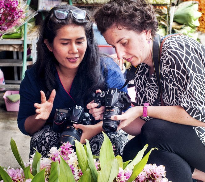 Chiang Mai Photo Workshops Pansa teaching at Warorot market