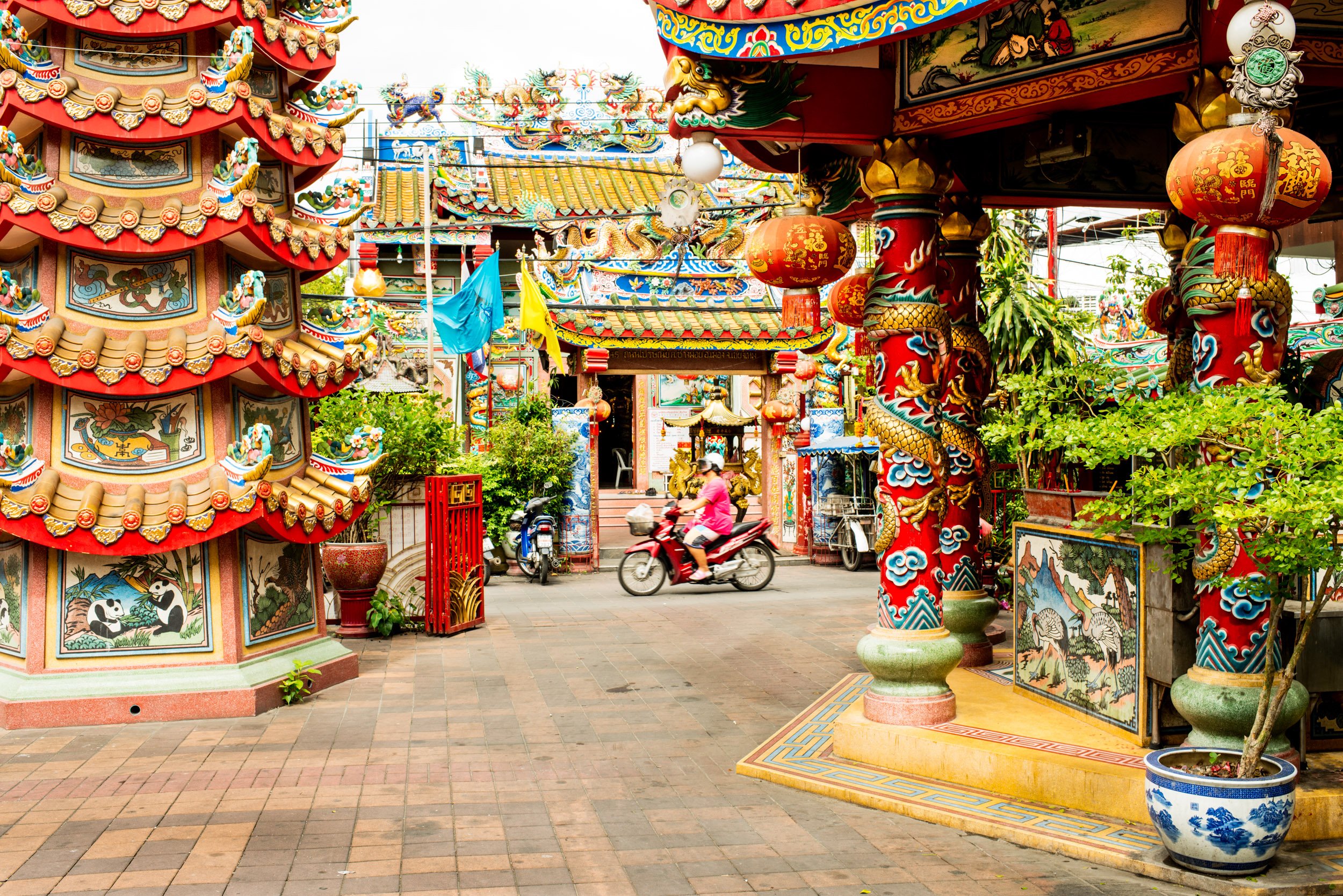 Chinese temple in Chaing Mai, Thailand. © Kevin Landwer-Johan