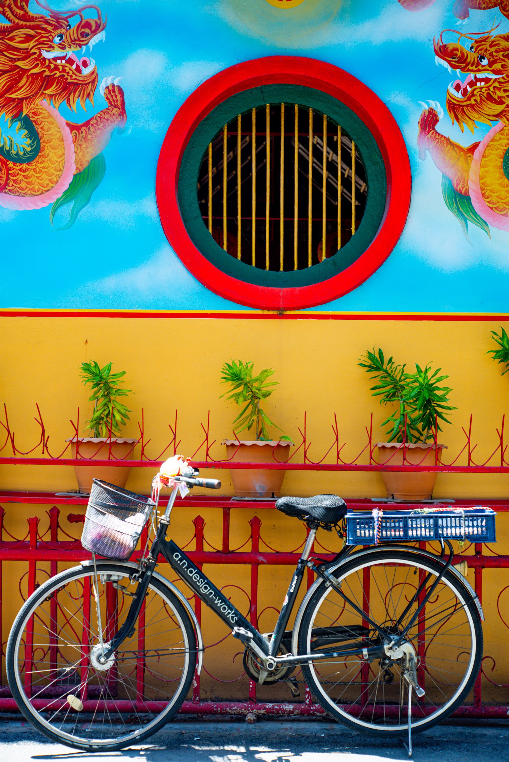 Bicycle parked on the street in Chaing Mai © Kevin Landwer-Johan