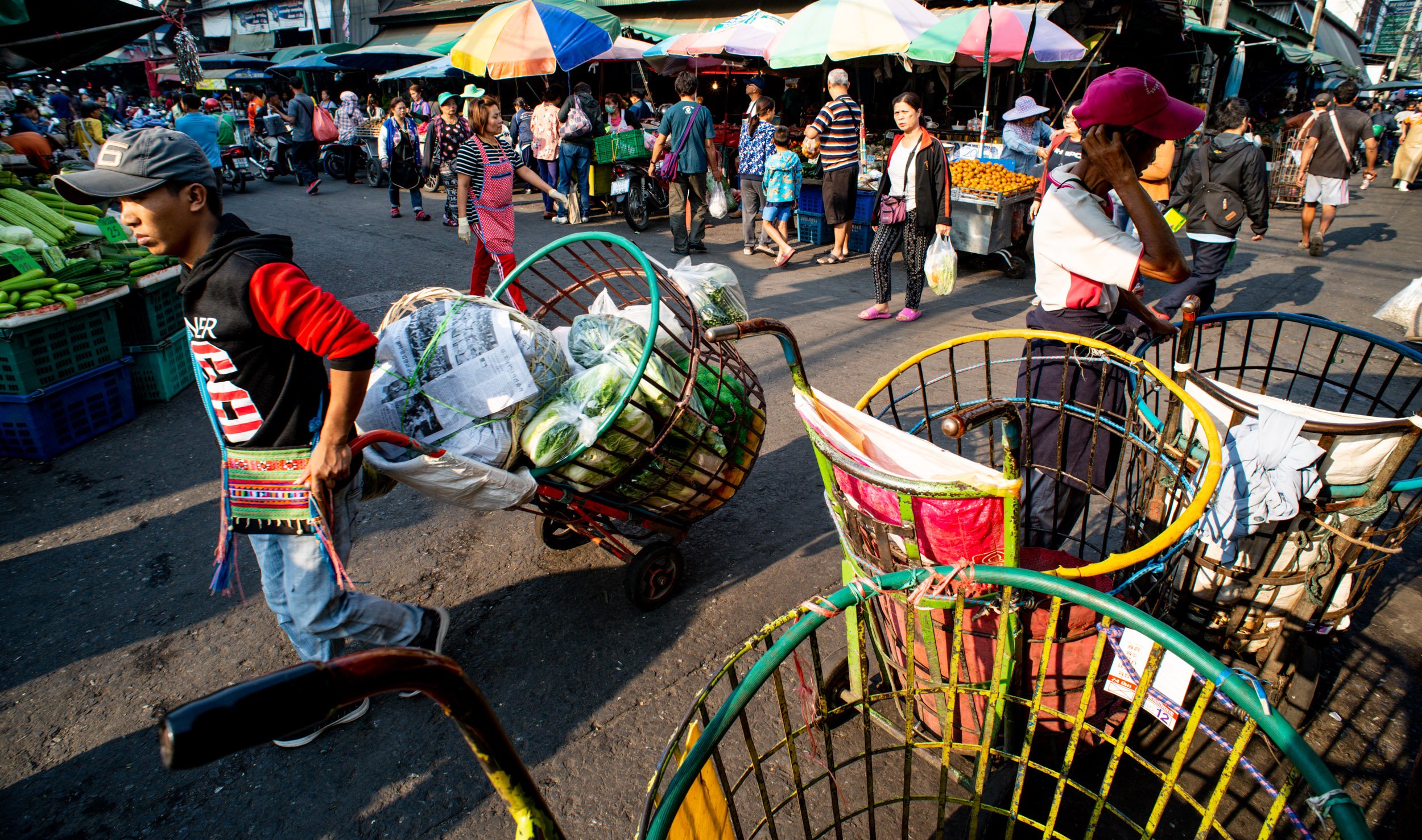 Wide angle of a busy market in Chaing Mai, Thailand for street and travel photography © Kevin Landwer-Johan